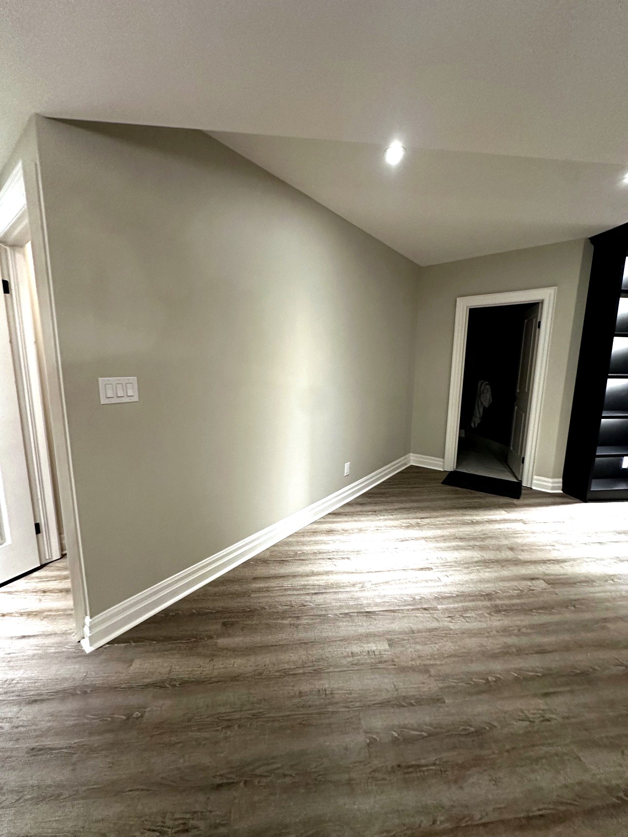 Empty room before feature wall